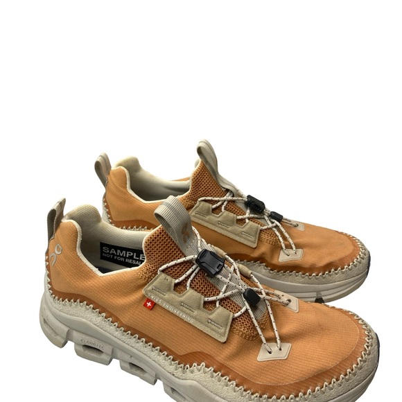 On Running Tan and White Women's  hiking Sneakers woman’s size 7.5 - Picture 6 of 11